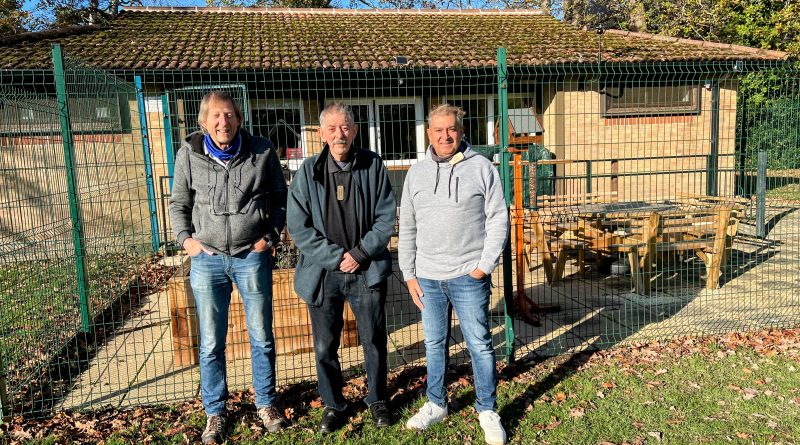 Radio Amateurs at the Men's Shed Crowthorne and Wokingham Without following theor contact with Men's Sheds in Australia